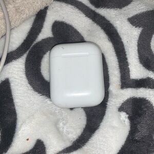 apple air pod charging case (no actual air pods just the case)